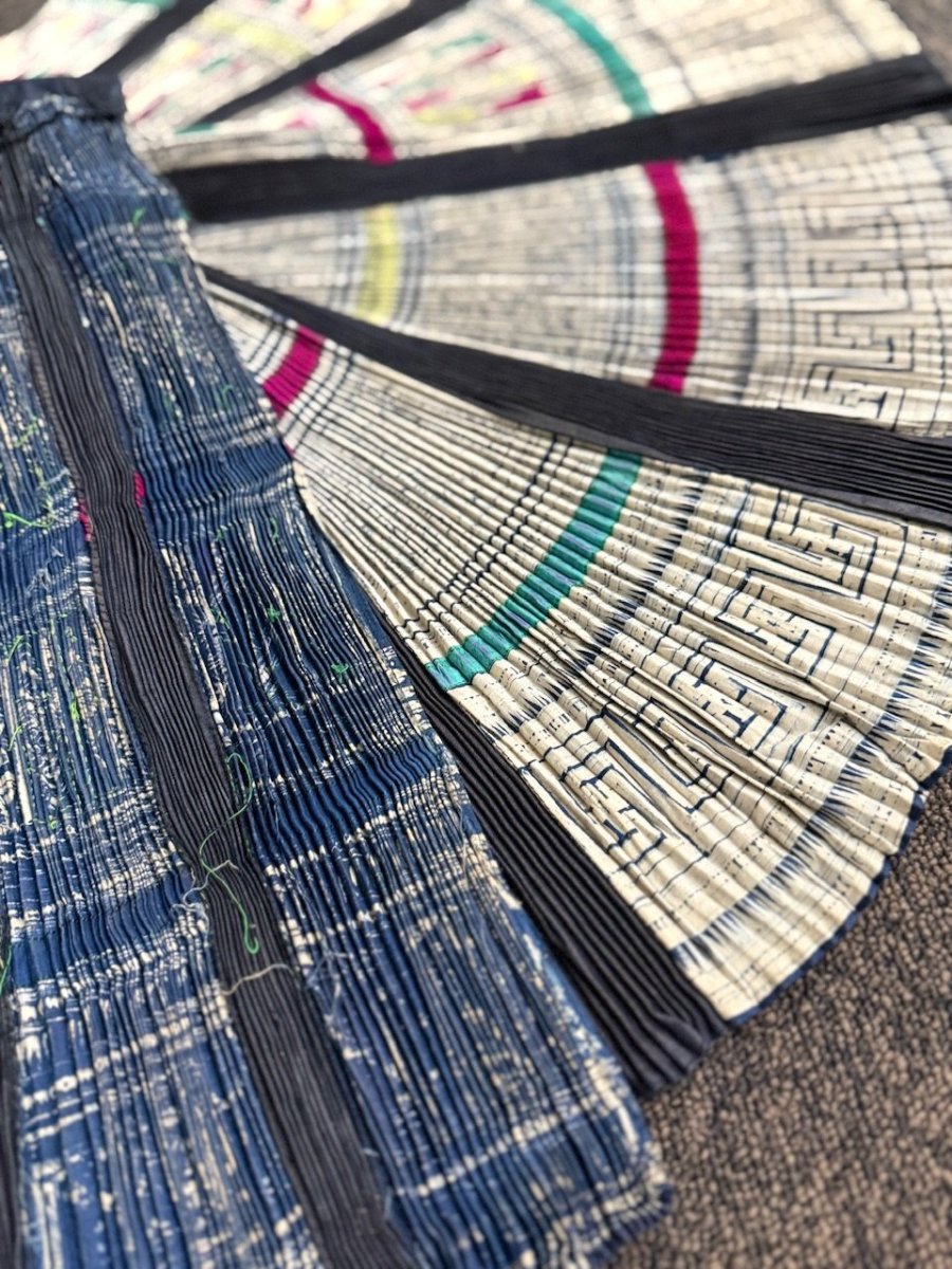 画像14: 榕江苗族(rong jiang miao/ミャオ族）藍染・ろうけつ　プリーツ巻きスカート　(ビンテージ） (14)