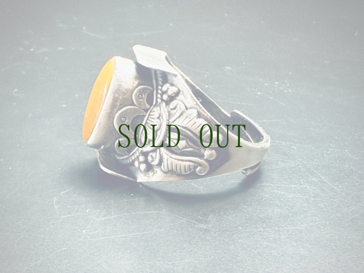 画像4: チベタン・オールドアンバーの銀製リング（925）（Tibetan old amber silver ring）蜜蝋琥珀 (4)