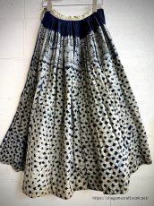 画像1:  布依族（プイ族）ろうけつ染め/本藍染め　プリーツ巻きロング丈スカート　(リバーシブル可能)　ヴィンテージ　（丈約78cm） (1)