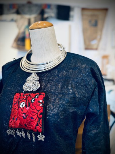 画像1: ミャオ族の刺繍古裂（龍と人・始祖）のシルバーネックレス(苗銀製)（剪紙破線繍/ Split thread stitch）