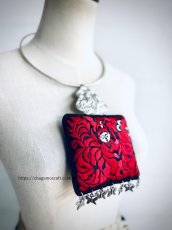 画像3: ミャオ族の刺繍古裂（龍と人・始祖）のシルバーネックレス(苗銀製)（剪紙破線繍/ Split thread stitch） (3)