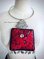 画像2: ミャオ族の刺繍古裂（龍と人・始祖）のシルバーネックレス(苗銀製)（剪紙破線繍/ Split thread stitch） (2)