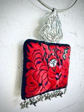 画像7: ミャオ族の刺繍古裂（龍と人・始祖）のシルバーネックレス(苗銀製)（剪紙破線繍/ Split thread stitch） (7)