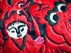 画像8: ミャオ族の刺繍古裂（龍と人・始祖）のシルバーネックレス(苗銀製)（剪紙破線繍/ Split thread stitch） (8)