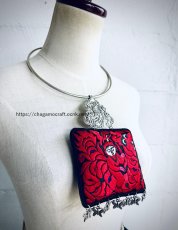 画像1: ミャオ族の刺繍古裂（龍と人・始祖）のシルバーネックレス(苗銀製)（剪紙破線繍/ Split thread stitch） (1)