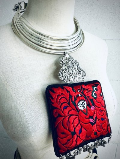 画像2: ミャオ族の刺繍古裂（龍と人・始祖）のシルバーネックレス(苗銀製)（剪紙破線繍/ Split thread stitch）