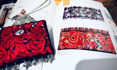 画像10: ミャオ族の刺繍古裂（龍と人・始祖）のシルバーネックレス(苗銀製)（剪紙破線繍/ Split thread stitch） (10)