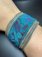 画像6: 貴州省ミャオ族の刺繍古裂バングル(苗銀)　ノットステッチ・Old embroidery Miao silver bangle　 (6)