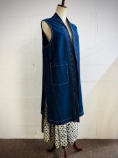 画像2: 本藍染・ロング丈　ノースリーブ　羽織りジャケット　（ミャオ族・手紬手織りビンテージ木綿） (2)