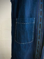 画像6: 本藍染・ロング丈　ノースリーブ　羽織りジャケット　（ミャオ族・手紬手織りビンテージ木綿） (6)