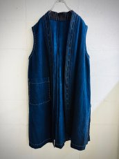画像1: 本藍染・ロング丈　ノースリーブ　羽織りジャケット　（ミャオ族・手紬手織りビンテージ木綿） (1)