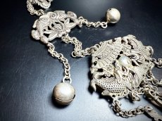 画像10: 貴州苗族（ミャオ族）の苗銀製衣裳飾り（根付）首飾り【龍魚】 (10)