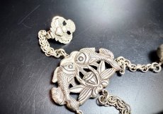 画像11: 貴州苗族（ミャオ族）の苗銀製衣裳飾り（根付）首飾り【龍魚】 (11)