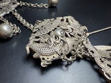 画像12: 貴州苗族（ミャオ族）の苗銀製衣裳飾り（根付）首飾り【龍魚】 (12)