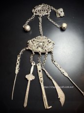 画像1: 貴州苗族（ミャオ族）の苗銀製衣裳飾り（根付）首飾り【龍魚】 (1)