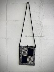 画像2: ガージア・ミャオ族（革家苗族）ろうけつ藍染（藍印花布）古布リメイク、ショルダーミニポーチ (2)
