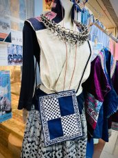 画像6: ガージア・ミャオ族（革家苗族）ろうけつ藍染（藍印花布）古布リメイク、ショルダーミニポーチ (6)