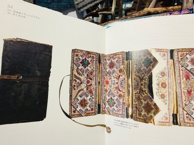 画像2: 苗族（ミャオ）の裁縫具入れ　（木綿藍染めと手漉き紙製）Sewing tool case of Miao　アンティーク