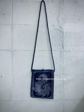 画像2: ガージア・ミャオ族（革家苗族）ろうけつ藍染（藍印花布）古布リメイク、ショルダーミニポーチ (2)
