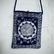 画像1: ガージア・ミャオ族（革家苗族）ろうけつ藍染（藍印花布）古布リメイク、ショルダーミニポーチ (1)