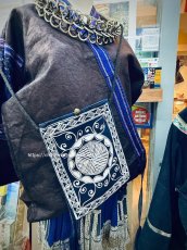 画像5: ガージア・ミャオ族（革家苗族）ろうけつ藍染（藍印花布）古布リメイク、ショルダーミニポーチ (5)