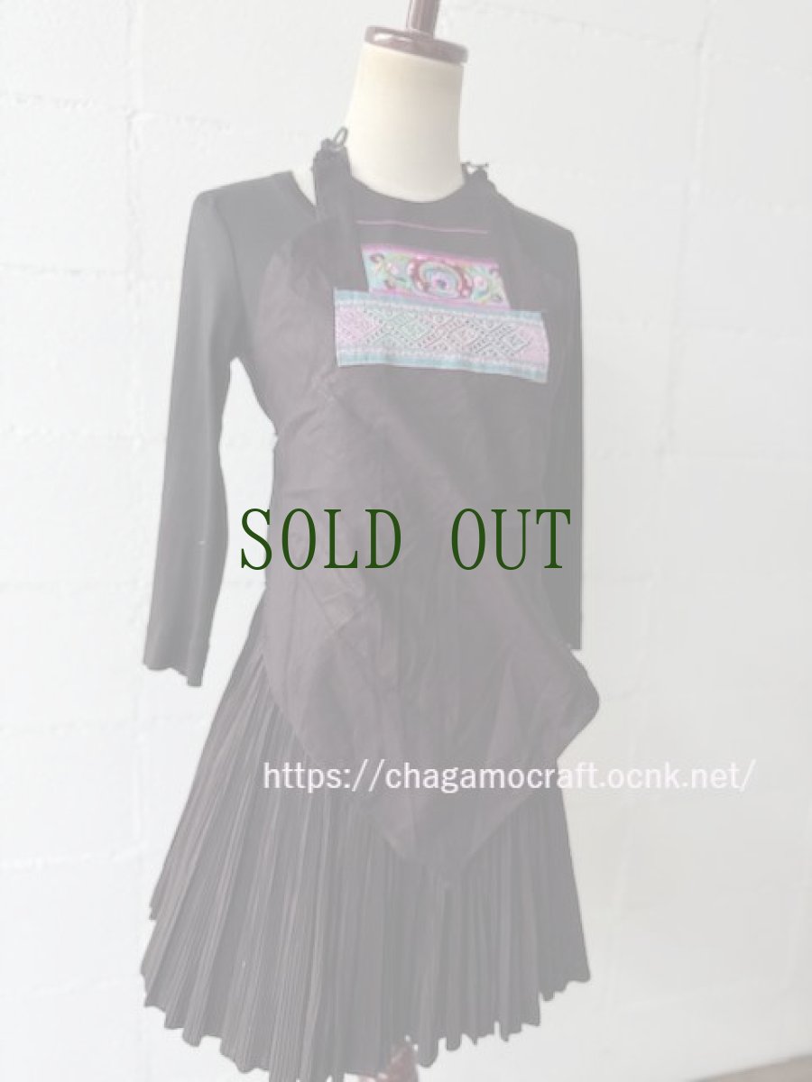 画像2: 貴州省　侗族（トン族）の肚兜（duodou・腹掛け）　刺繍・木綿藍染め亮布 　 (2)