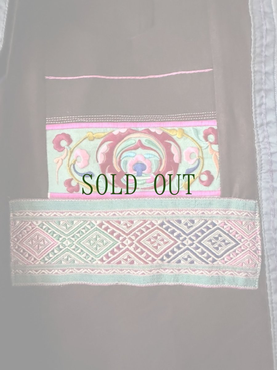 画像5: 貴州省　侗族（トン族）の肚兜（duodou・腹掛け）　刺繍・木綿藍染め亮布 　 (5)