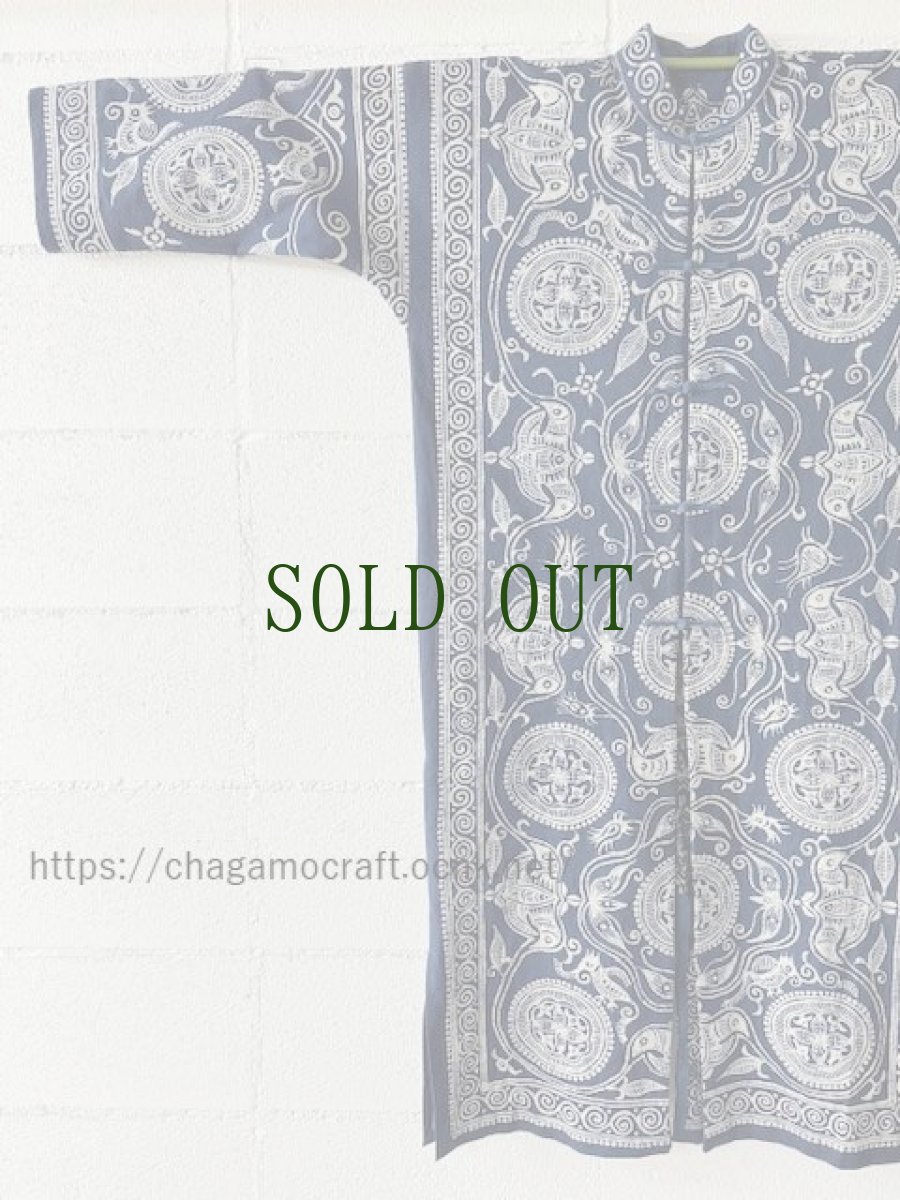 画像3: 革家苗族（ガージア・ミャオ族）トラディショナル・マオカラーロング丈ジャケット　（木綿・藍染・ろうけつ染め） (3)