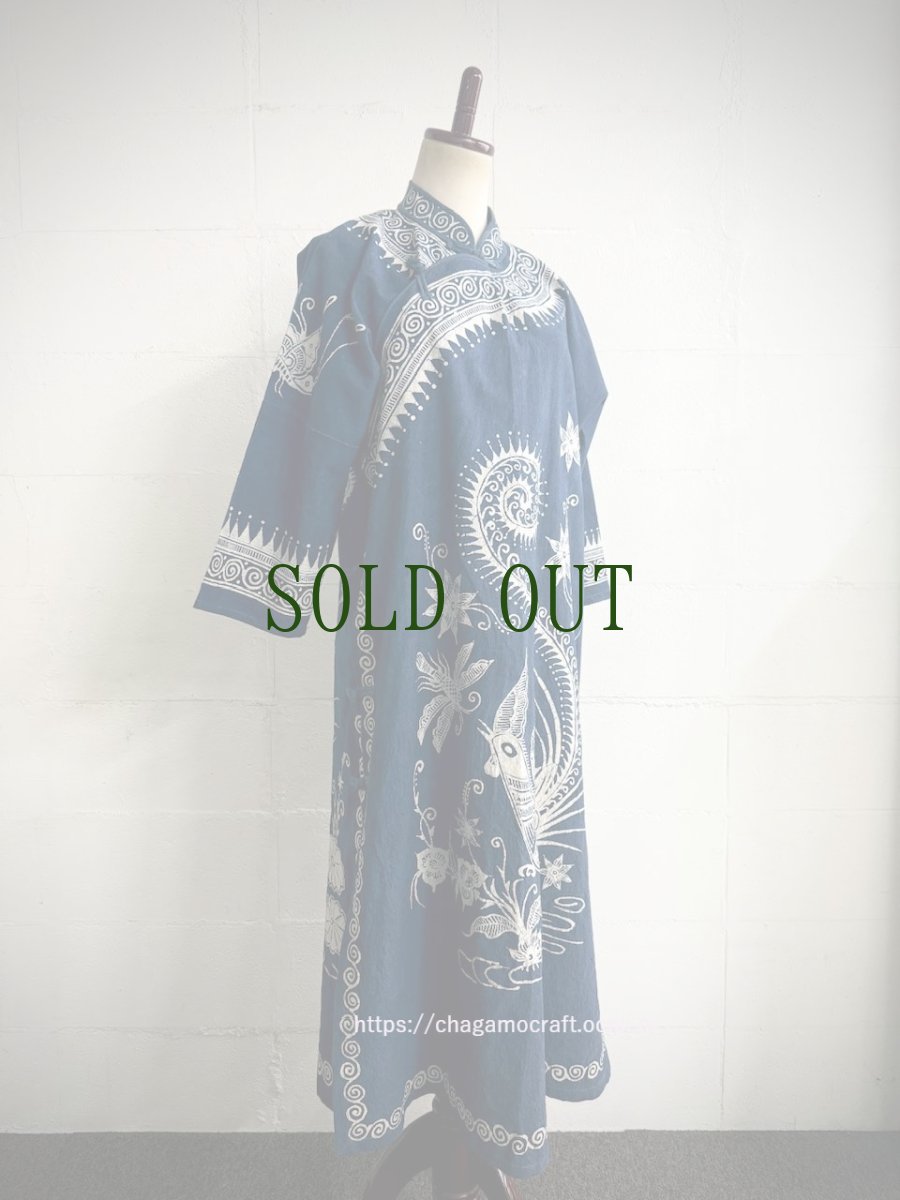画像2: 革家苗族（ガージア・ミャオ族）藍印花布チャイナカラードレス（ロング丈）　木綿・藍染・ろうけつ染め (2)