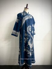 画像2: 革家苗族（ガージア・ミャオ族）藍印花布チャイナカラードレス（ロング丈）　木綿・藍染・ろうけつ染め (2)