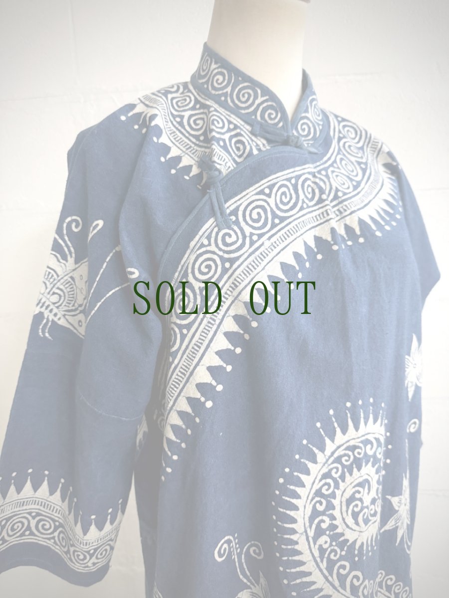 画像3: 革家苗族（ガージア・ミャオ族）藍印花布チャイナカラードレス（ロング丈）　木綿・藍染・ろうけつ染め (3)