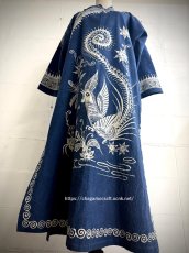 画像4: 革家苗族（ガージア・ミャオ族）藍印花布チャイナカラードレス（ロング丈）　木綿・藍染・ろうけつ染め (4)