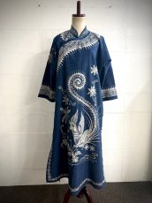 画像5: 革家苗族（ガージア・ミャオ族）藍印花布チャイナカラードレス（ロング丈）　木綿・藍染・ろうけつ染め (5)