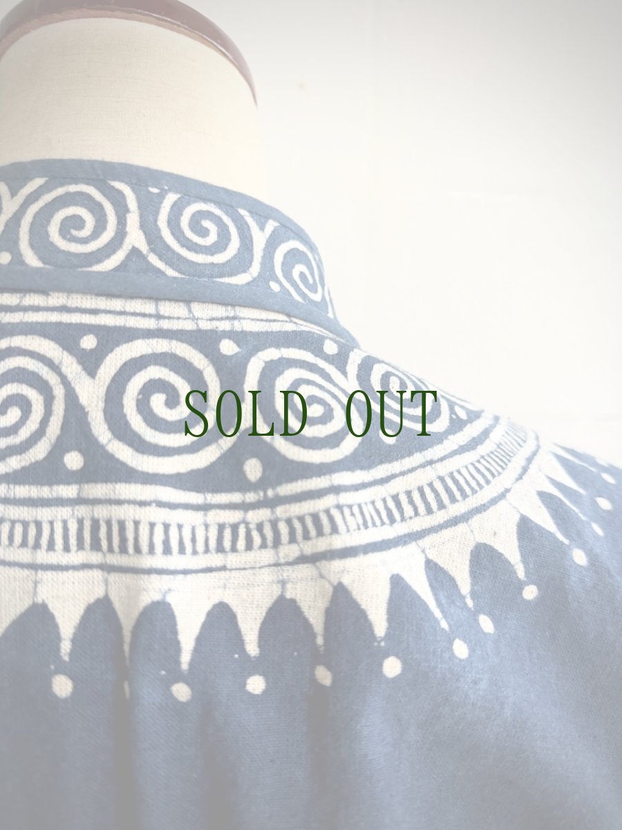 画像6: 革家苗族（ガージア・ミャオ族）藍印花布チャイナカラードレス（ロング丈）　木綿・藍染・ろうけつ染め (6)