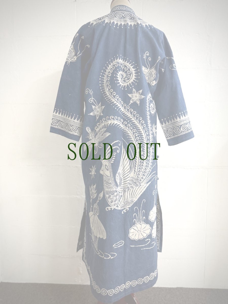 画像8: 革家苗族（ガージア・ミャオ族）藍印花布チャイナカラードレス（ロング丈）　木綿・藍染・ろうけつ染め (8)