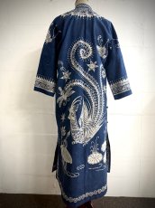 画像8: 革家苗族（ガージア・ミャオ族）藍印花布チャイナカラードレス（ロング丈）　木綿・藍染・ろうけつ染め (8)