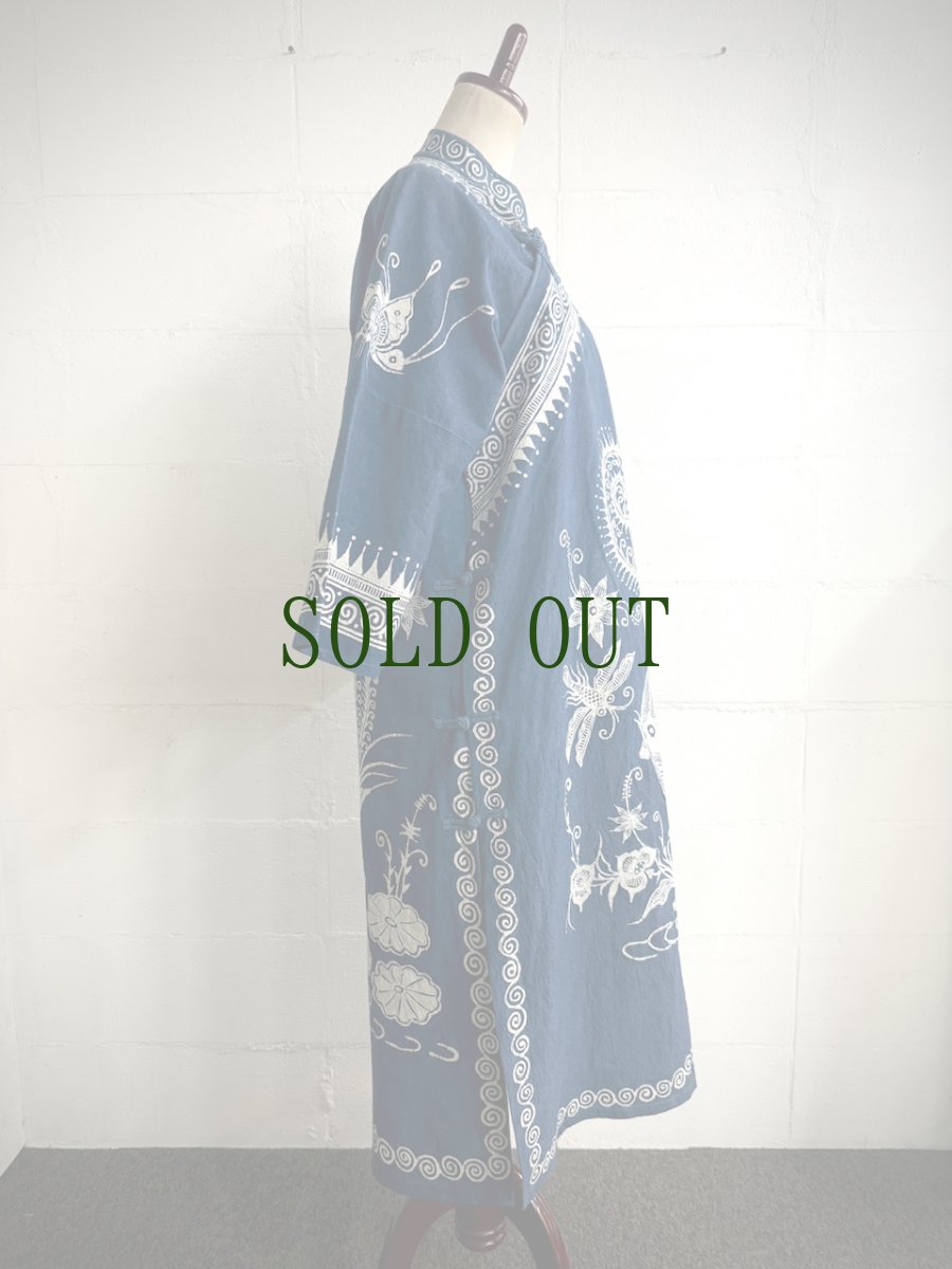 画像7: 革家苗族（ガージア・ミャオ族）藍印花布チャイナカラードレス（ロング丈）　木綿・藍染・ろうけつ染め (7)