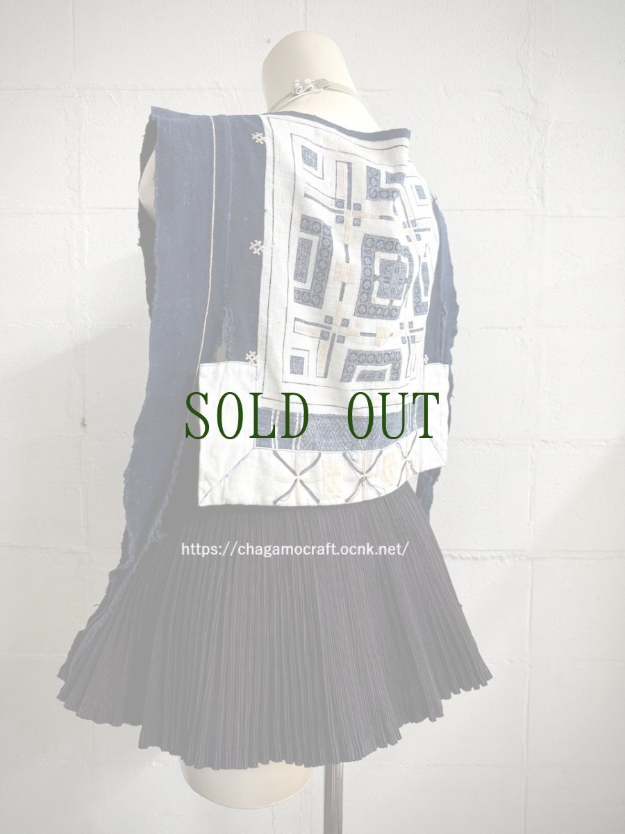 画像2: バイクーヤオ族（白裤瑶族）・上衣（貫頭衣）・藍染、ろうけつ、野蚕糸刺繍（アンティーク） (2)