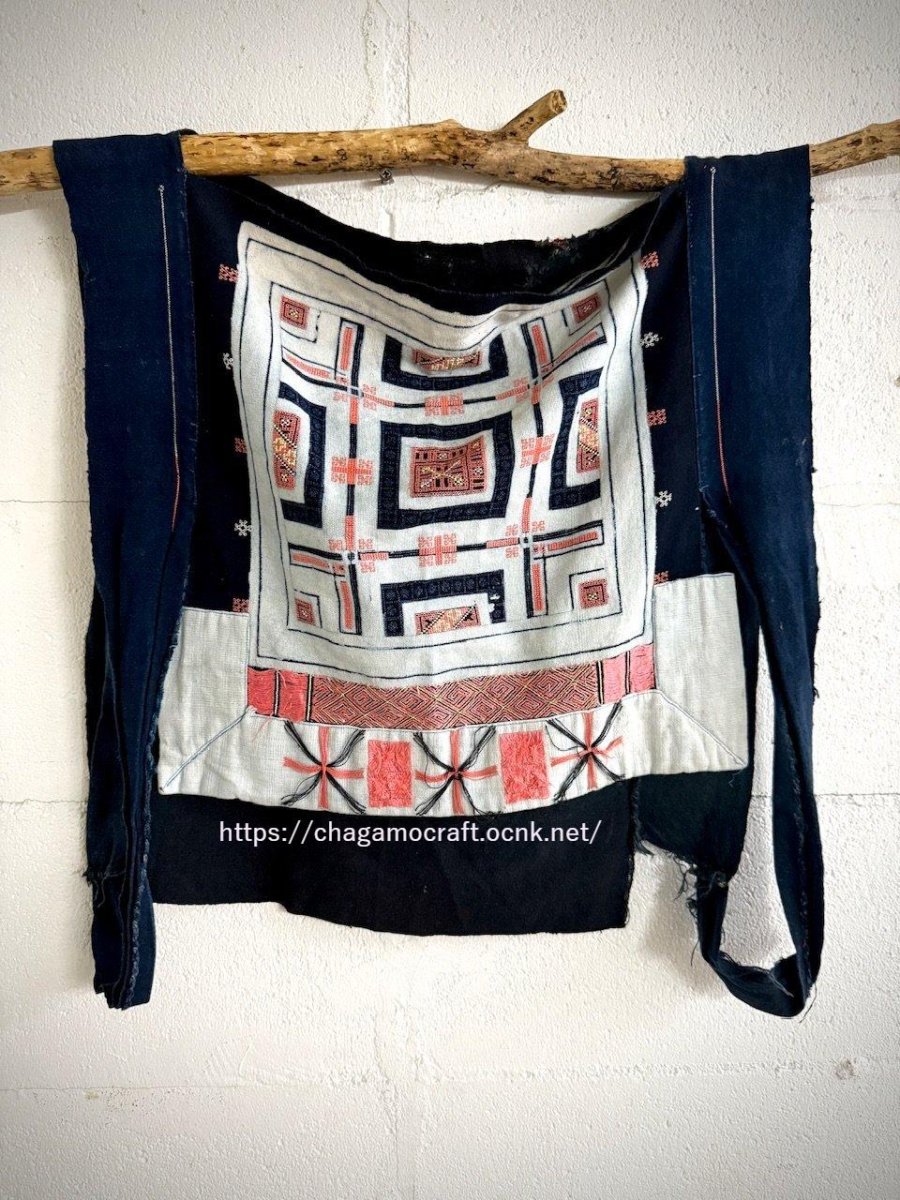 画像1: バイクーヤオ族（白裤瑶族）・上衣（貫頭衣）・藍染、ろうけつ、野蚕糸刺繍（アンティーク） (1)