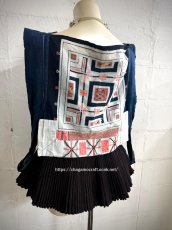 画像2: バイクーヤオ族（白裤瑶族）・上衣（貫頭衣）・藍染、ろうけつ、野蚕糸刺繍（アンティーク） (2)