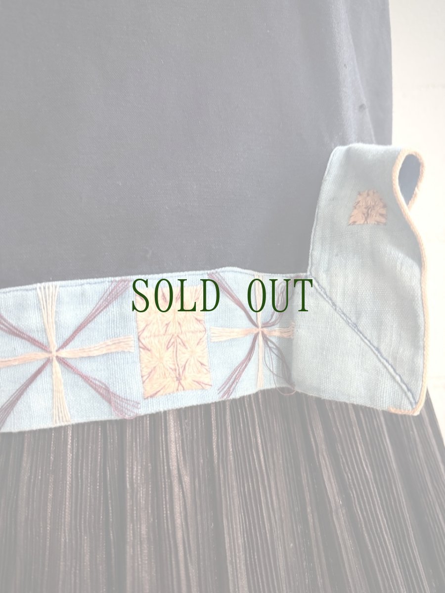 画像4: バイクーヤオ族（白裤瑶族）・上衣・藍染、ろうけつ、野蚕糸刺繍（アンティーク） (4)