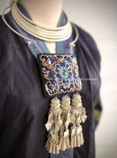 画像1: ミャオ族の刺繍古裂（龍と蝶々・花・鳥）のシルバーネックレス(苗銀製)（剪紙破線繍/ Split thread stitch） (1)