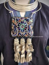 画像3: ミャオ族の刺繍古裂（龍と蝶々・花・鳥）のシルバーネックレス(苗銀製)（剪紙破線繍/ Split thread stitch） (3)