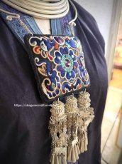 画像4: ミャオ族の刺繍古裂（龍と蝶々・花・鳥）のシルバーネックレス(苗銀製)（剪紙破線繍/ Split thread stitch） (4)