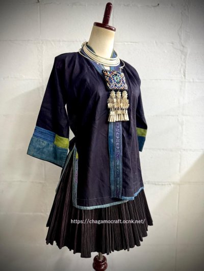 画像1: ミャオ族の刺繍古裂（龍と蝶々・花・鳥）のシルバーネックレス(苗銀製)（剪紙破線繍/ Split thread stitch）