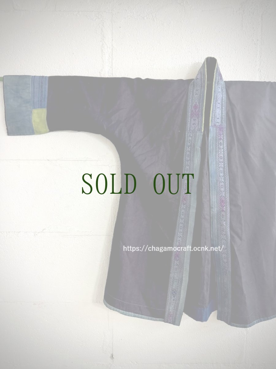 画像1: トン族（侗族）　藍染亮布（木綿）・野蚕糸刺繍　前開き ジャケット（ビンテージ）　 (1)