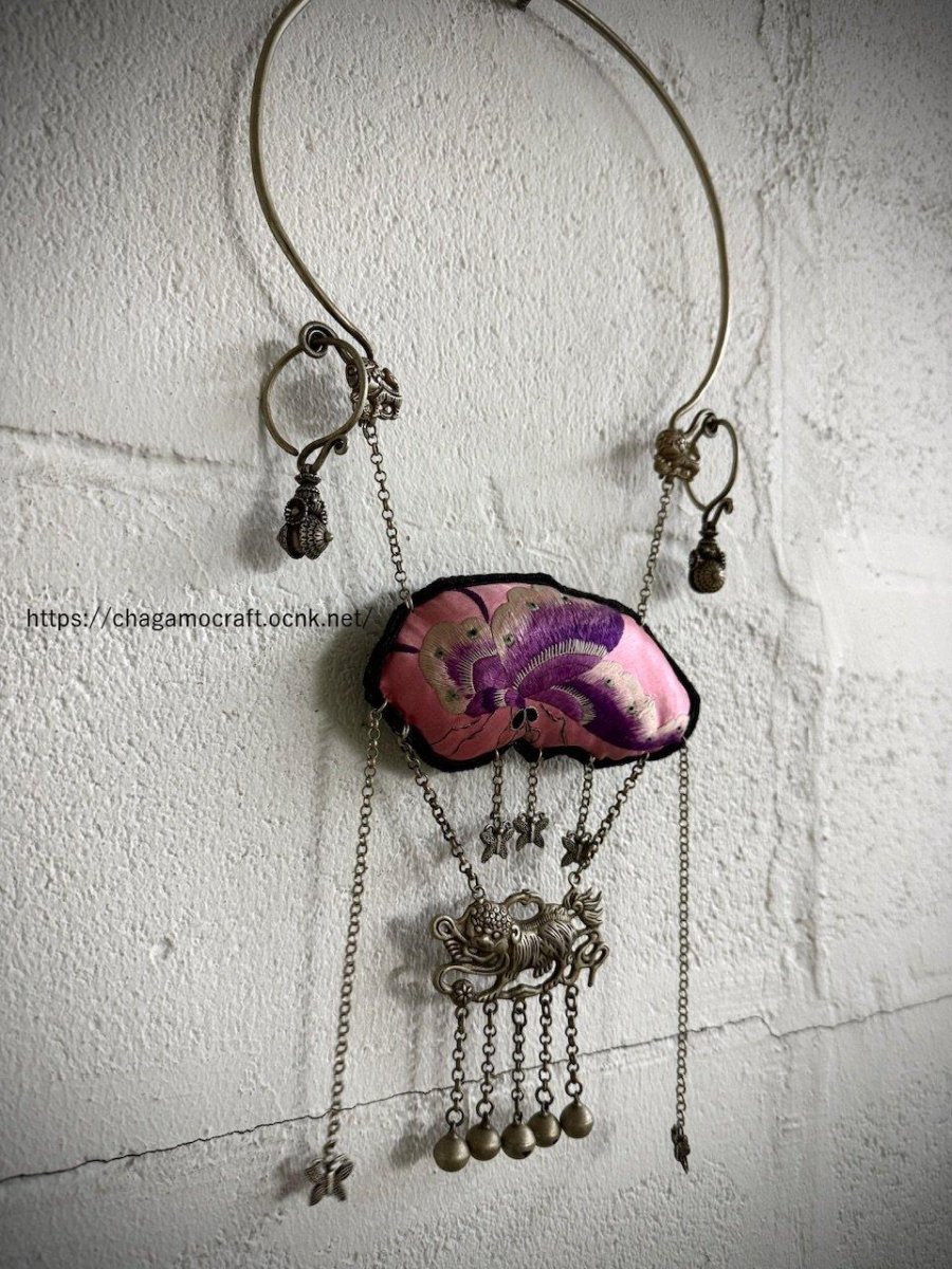 画像4: ミャオ族の刺繍古裂（マザーオブバタフライ）と聖獣修狃（xiuniu）のシルバーネックレス(苗銀製) (4)