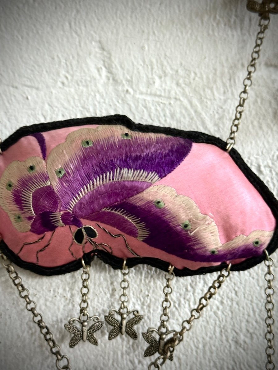 画像6: ミャオ族の刺繍古裂（マザーオブバタフライ）と聖獣修狃（xiuniu）のシルバーネックレス(苗銀製) (6)