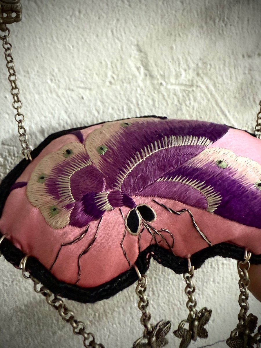 画像7: ミャオ族の刺繍古裂（マザーオブバタフライ）と聖獣修狃（xiuniu）のシルバーネックレス(苗銀製) (7)