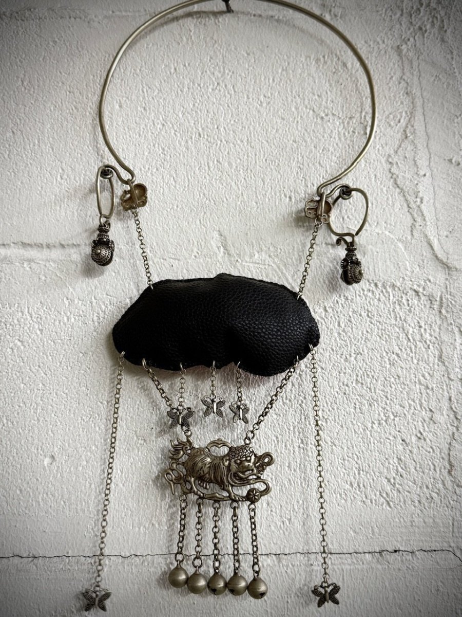 画像8: ミャオ族の刺繍古裂（マザーオブバタフライ）と聖獣修狃（xiuniu）のシルバーネックレス(苗銀製) (8)